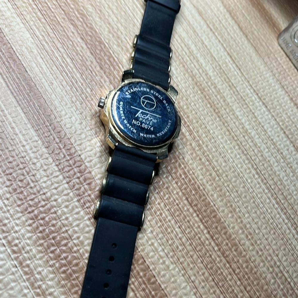 TECHNO PAVE , QUARTZ WATCH , STAINLESS STEEL BACK , WATER RESISTANT . No. 8674